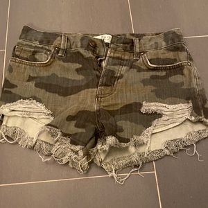 We The Free camo frayed jean shorts size 24